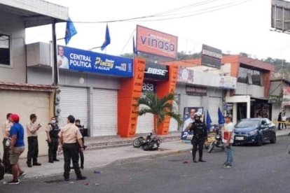 En la sede política de la calle Ramos Iduarte y Avenida Universitaria detonó el explosivo.