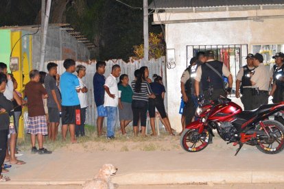 Miembros de la Policía Nacional fueron hasta la escena del crimen para recoger los indicios.
