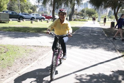 EXTRA llevó a Luisa   Maldonado a pedalear en la ciclovía del norte de Quito. Dice ser una fan de la ‘bici’.