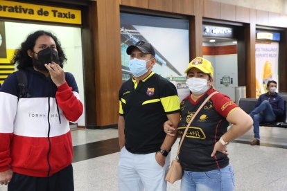 Manuel Castro (centro) y su esposa Cristina Zamora no pudieron conocer a Sergio Agüero.