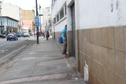 Un hombre usó el  ‘baño’ mientras un equipo de EXTRA realizaba un recorrido por la zona del hospital.