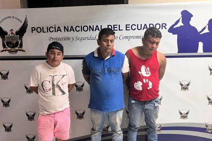 Los implicados se movilizaban en un vehículo, en el cual pretendían huir, pero la comunidad se fue contra ellos, siendo luego capturados por policías.