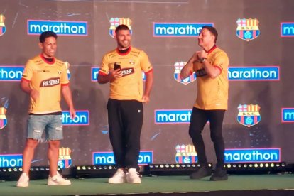 Matías Oyola, Kun Aguero y Carlos Moreno en la presentación de la camiseta.