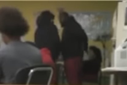 El profesor encarando al alumno, antes de agredirlo.