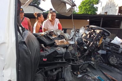 Por el impacto el carro quedó totalmente destruido.