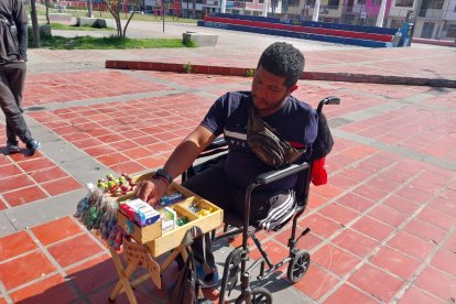 Al vendedor no le alcanza con sus ingresos porque debe pagar arriendo y comida.
