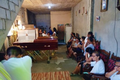 Los féretros de Carlos Eusebio Suárez y de su hijo Andy, pianista y bajista de la orquesta Blue Star de La Libertad.