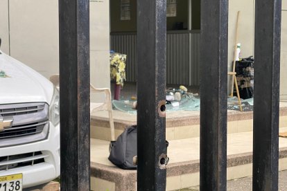 En las rejas del exterior de la morgue quedaron las huellas de los balazos.