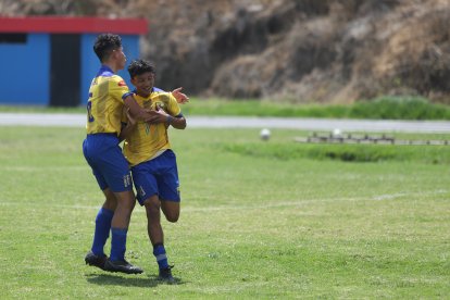 Carlos Salazar (d) fue la figura del Mejía al marcar los dos goles con los que clasificó a la disputa del título de la Superliga Estudiantil.