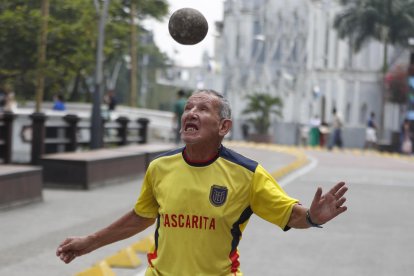 Manuel Loor, aficionado de la selección de Ecuador, hace malabares con una piedra en una calle, el 25 de enero en Cali la que será la sede del campeonato Sudamericano Sub20 de fútbol (Colombia).