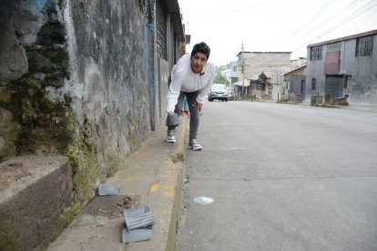 EXTRA llevó a la candidata a evidenciar la contaminación que sufren sectores como La Necochea. Hasta se puso a recoger la basura.