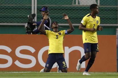 Justin Cuero (i) marcó el gol con el que Ecuador está igualando ante Uruguay.