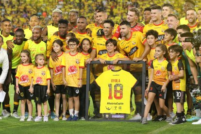 Matías Oyola fue despedido por la hinchada amarilla con lágrimas y aplausos.