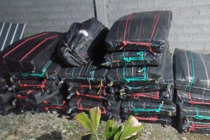 Los sacos con la droga estaban en una caleta subterránea.