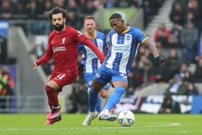El lateral Pervis Estupiñán le ganó el duelo al delantero Mohamed Salah. No lo dejó ni respirar.