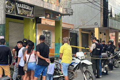 En la peluquería hubo tres baleados, el dueño del establecimiento falleció.