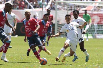 Liga de Quito tuvo una dura prueba ante El Nacional. Los albos cayeron por 2-1 en su fiesta de presentación del plantel.