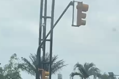 Viral | Un joven fue captado por EXTRA con una paca de botellas de agua en su cabeza burlando la seguridad del sitio turístico.