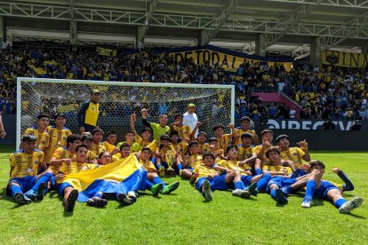 La celebración de los jugadores del Mejía con el trofeo como  campeones de la Superliga.