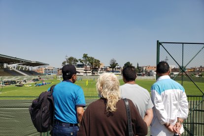 Varias personas que pasaban por el Parque Olaya Herrera, de Bogotá, se acercaron para ver el entrenamiento de Ecuador.