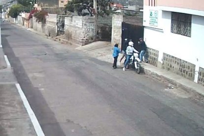 Asalto registrado en el sector. Los delitos se cometen en motocicletas.