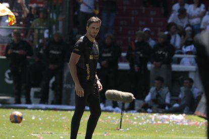 El técnico Luis Zubeldía tiene el reto de sacar lo mejor de su renovada plantilla. Los hinchas quieren títulos.