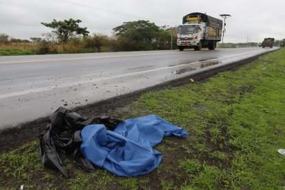 Las fundas que cubrían el cuerpo encontrado en Durán seguían en el sitio horas después.