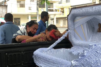 Nada consolaba a doña Lorenza, quien solo contemplaba entre lágrimas el ataúd de su descendencia.