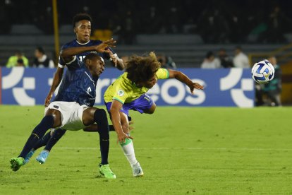 Guilherme Biro (d) de Brasil disputa un balón con Denil Castillo (L) de Ecuador .
