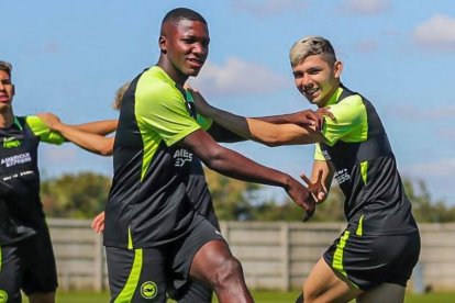 El Niño Moi (c) recibió la autorización del Brighton para retomar los entrenamientos