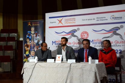 La experimentada fondista Rosalba Chacha (d) es la embajadora de la carrera organizada por el Team Pichincha.