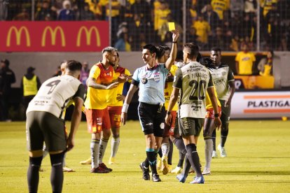 Los árbitros y  asistentes que fueron parte de los juegos de la LigaPro han recibido el pago de sus pagos hasta septiembre.