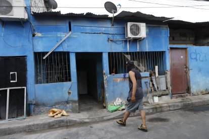 La estructura de la casa quedó débil. Se formaron varias fisuras y la puerta salió ‘volando’.