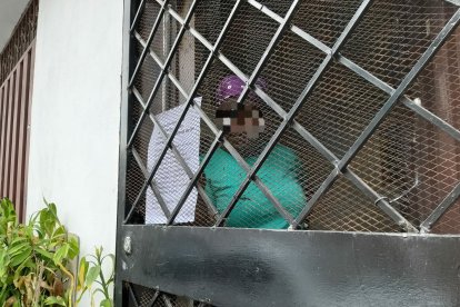 Dominga está preparada para darles su ‘tate quieto’ a los ‘vacunadores’. En la puerta de su casa dejaron esta hoja.