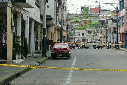 El carro estaba sobre la calle June Guzmán