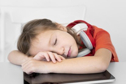 Cuidado con la  tecnología. ¡El exceso puede afectar a la salud emocional del niño! Los hace inseguros.