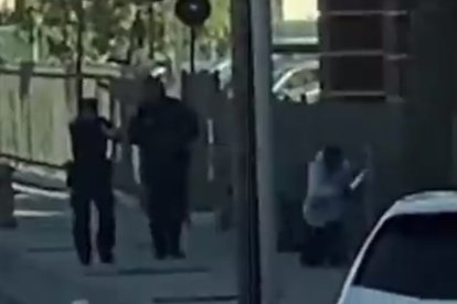 Momento en el cual las autoridades le dispararon al hombre que estaba en la silla de ruedas.