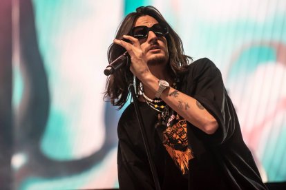 Es un cantante, compositor, productor y diseñador gráfico venezolano, ​de música latina, reguetón, dancehall y moombahton.​