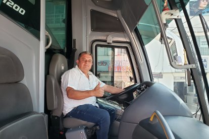 Walter Osma es un chofer colombiano que traslada en un bus de turismo a la sub-20 de Ecuador, en Bogotá.