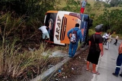 El bus interprovincial quedó volcado a un costado de la carretera.