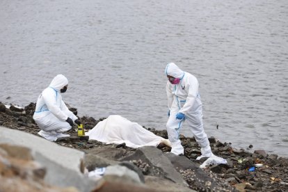 El cuerpo estaba en la orilla del estero. Moradores dicen que lo vieron flotan metros más adelante.