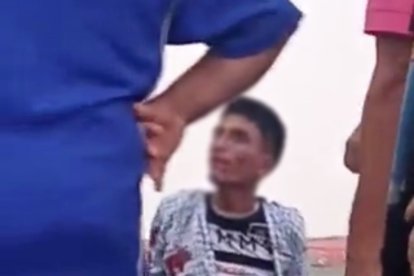 Momento en el que el presunto ladrón fue agarrado por la comunidad, cerca del Yeyo Úraga.