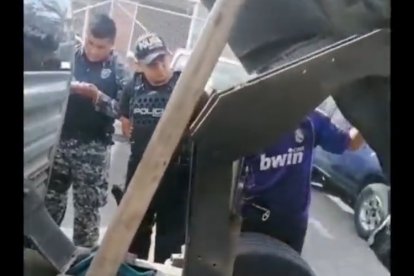 Efectivos del grupo GEMA revisaron la parte modificada, donde hallaron un subfusil y varias municiones.