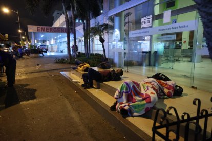 Muchas familias se quedan dormidas en las aceras de la calle, intentando cubrirse del frío con 'cambuches' improvisados.