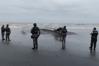 El narcosubmarino estaba medio tapado por la arena.