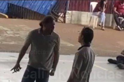 Tensión entre un estudiante y un maestro, dado que el alumno habría dicho groserías y fue reprendido públicamente.