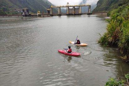 Bomberos y policías del cantón acudieron a la represa a verificar la presencia del cadáver.