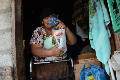 La mujer fue visitada por vecinos, gente de fundaciones privadas y públicas, quienes le han dejado comida.