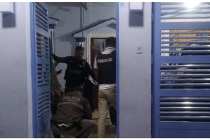 La policía revisó exhaustivamente uno de los sitios donde dejaron las amenazas.