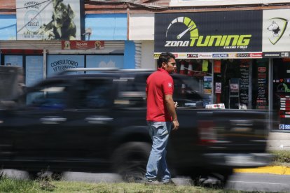 Los usuarios cruzan 10 carriles de alta velocidad. El auto implicado fue hallado el jueves.